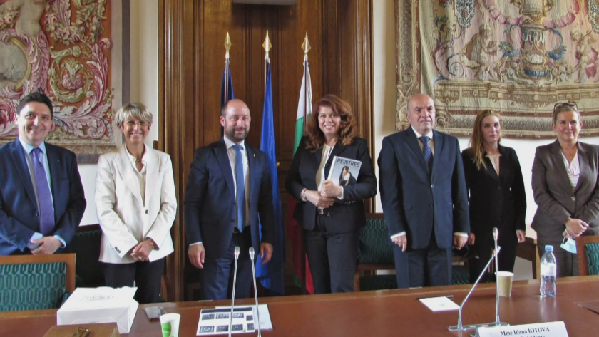 Вицепрезидентът Йотова обсъди проблемите ни със Скопие на разговори във Франция