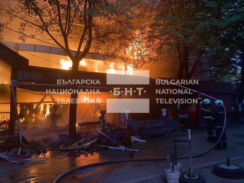 Откритият пазар в Перник горя тази вечер.Пожарът е овладян и