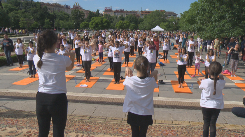 Световният ден на йогата беше отбелязан на 44 места в страната