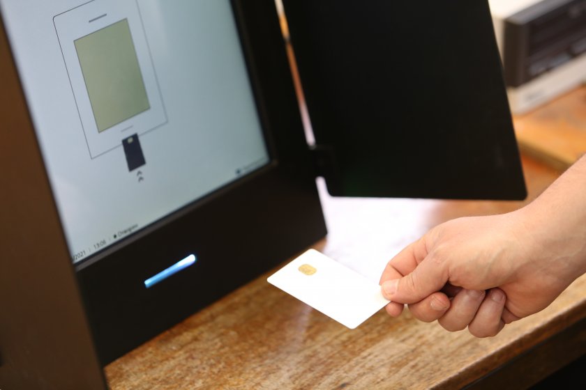 удостоверени машините гласуване частичните местни избори неделя