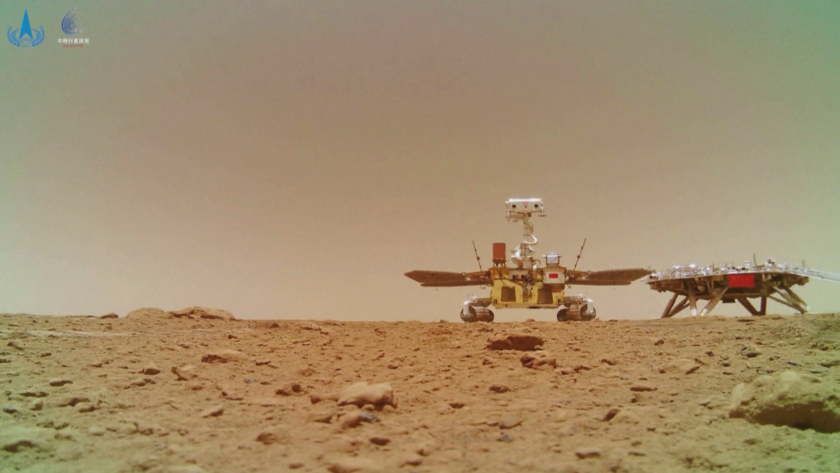 Китай публикува видеокадри от придвижването на неговия ровър на Марс.