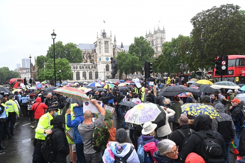 Хиляди протестиращи срещу блокирането преминаха през централната част на Лондон