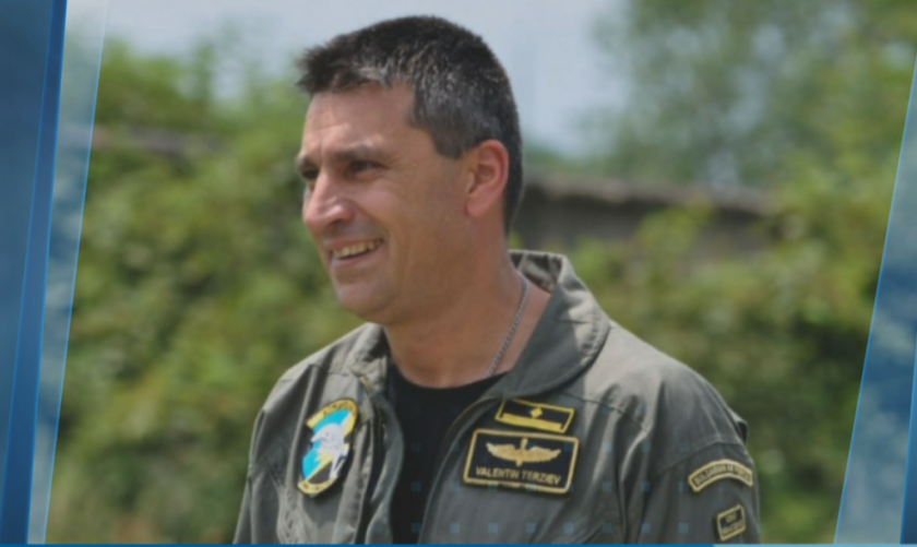 Близки изпращат с почести загиналия пилот на МиГ-29 Валентин Терзиев.
