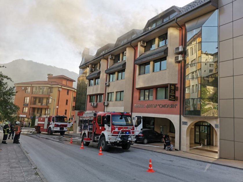 Пожар избухна в центъра на Смолян. Гори покривът на пететажна