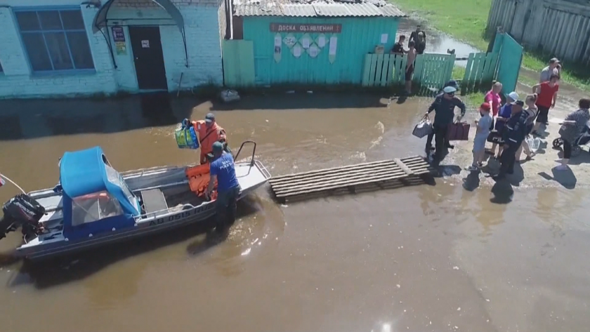 Тежки наводнения засегнаха Амурска област в Русия.Стотици жители са принудени