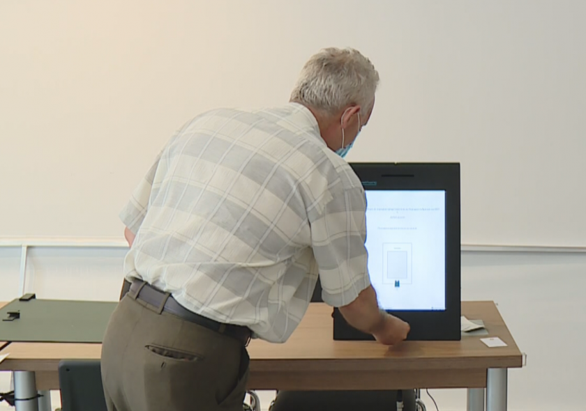 Три машини за електронно гласуване пристигнаха в районната избирателна комисия