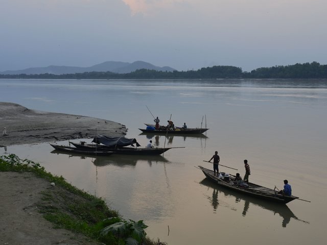 река ганг разкрива погребани жертви covid индия