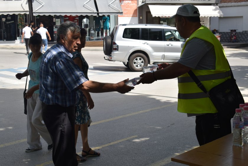 Раздават безплатна минерална вода заради жегата в Сандански