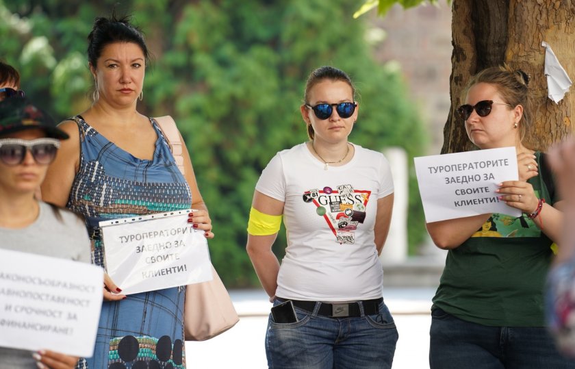 Протест с искане за оставката на служебния министър на туризма