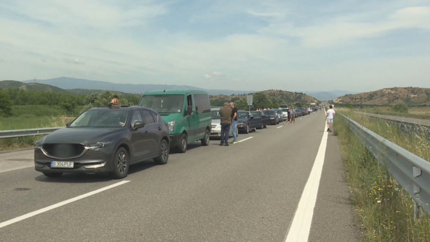 Интензивен е трафикът на изход за товарни и леки автомобили