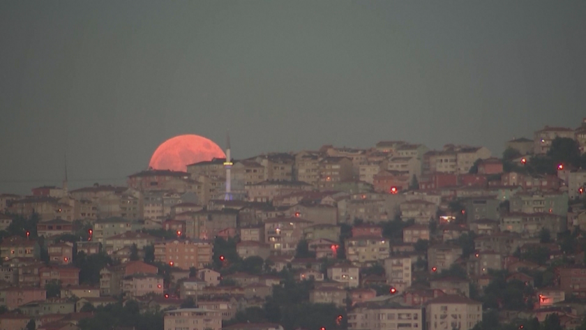 Красиви кадри от Истанбул, където беше запечатана Ягодова супер луна.Тя