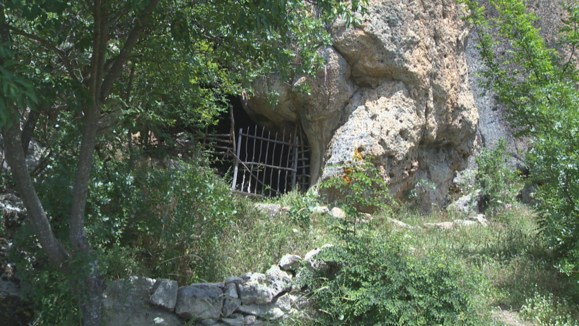 Едната от пещерите утроби край Татул е превърната в сектантски