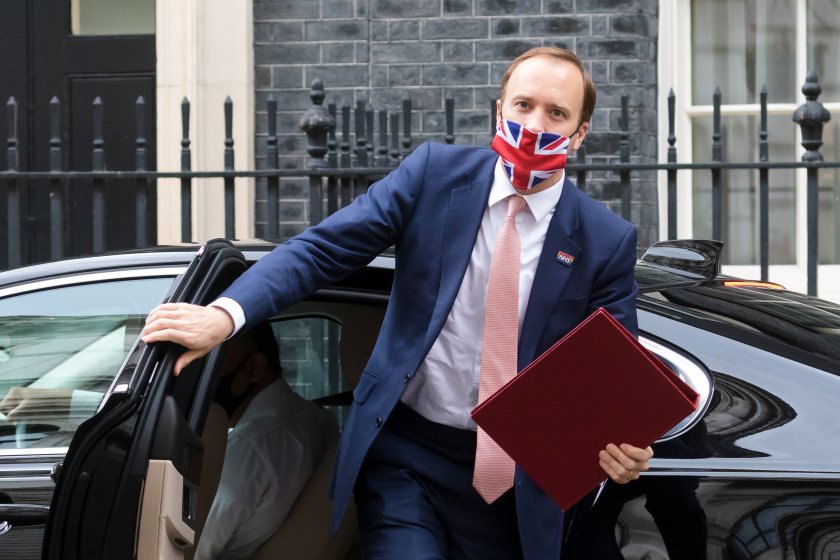 целувка коства поста здравния министър великобритания