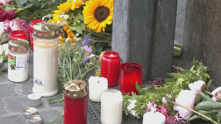 Жители оплакват жертвите на нападението с нож във Вюрцбург
