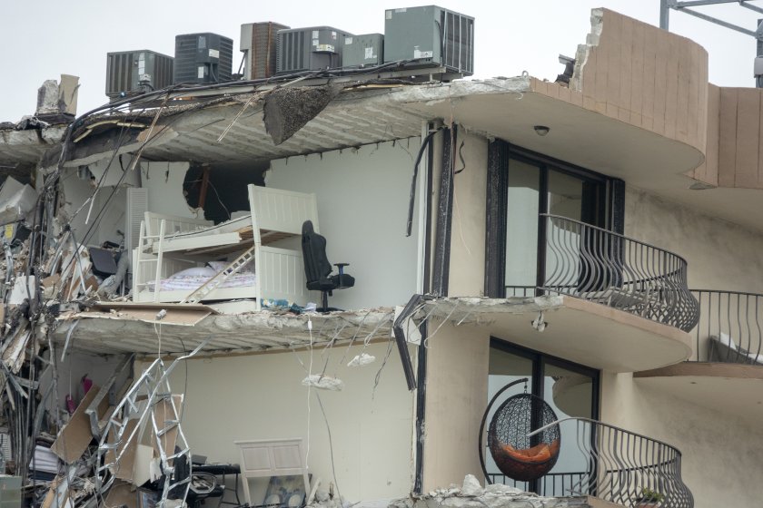 Срутване на част от жилищна сграда наложи мащабна спасителна операция
