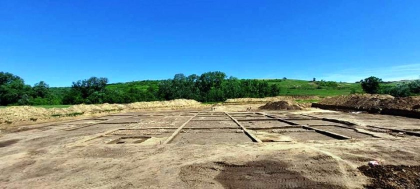 Четири некропола и около 900 находки са открити до момента