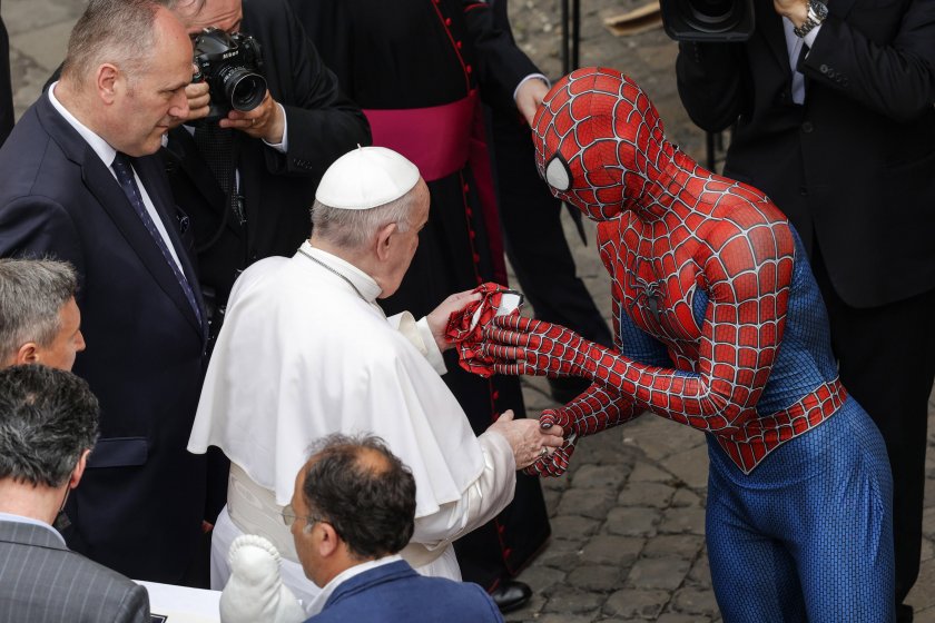 папа франциск ръкува спайдърмен снимки