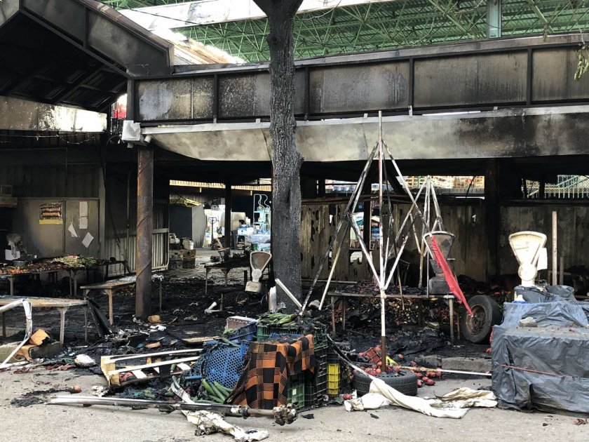 Пожар горя на закрития пазар в Перник, няма пострадали хора.