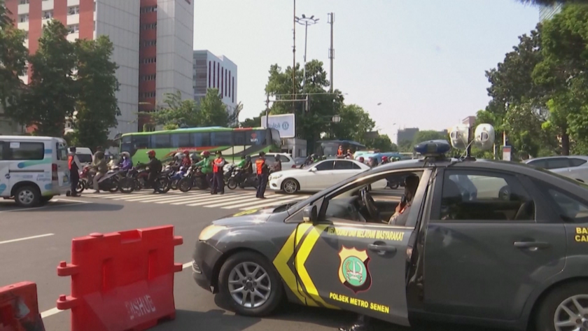 COVID карантина в Индонезия: С полиция и преграждане на улици