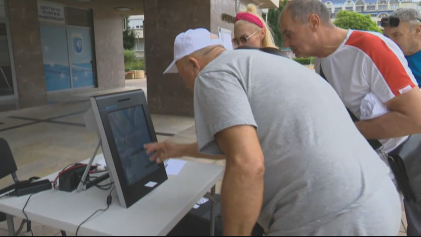 Пробно машинно гласуване се провежда в Ямболска област.Преди обяд експериментални