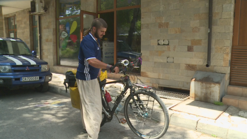 Испанец изминава 21 000 км на колело, преминавайки през континентите