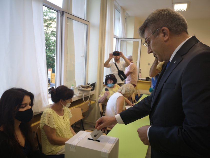 Лидерът на ДПС Мустафа Карадайъ гласува за рестарт на държавността