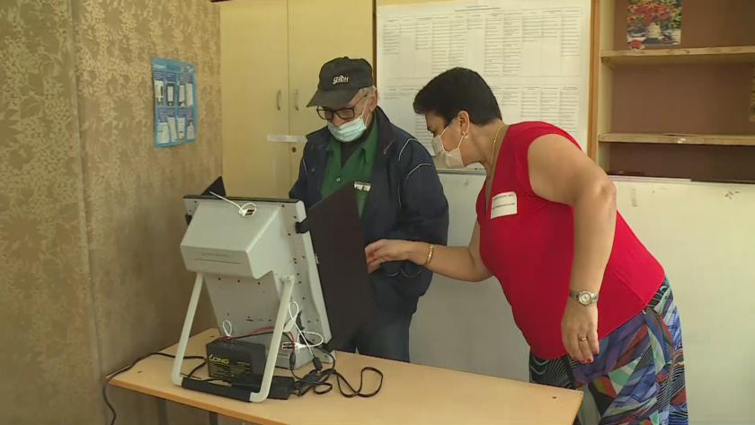 700 избиратели от 56-а секция в Русе гласуват с машина.