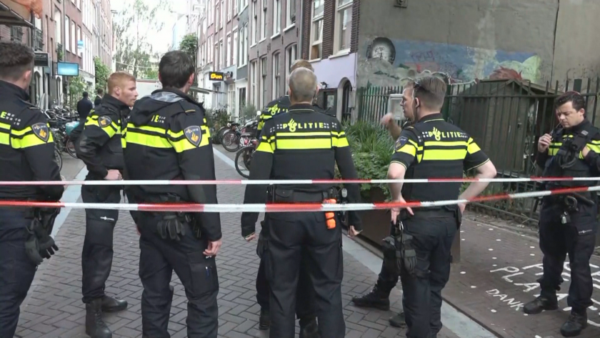 Трима арестувани след стрелба срещу известен разследващ журналист в Амстердам