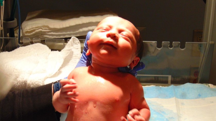 годишна жена стерилитет роди здраво бебе помощта медиците света анна