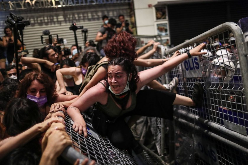 Турската полиция използва сълзотворен газ срещу протестиращи жени в Истанбул.Хиляди