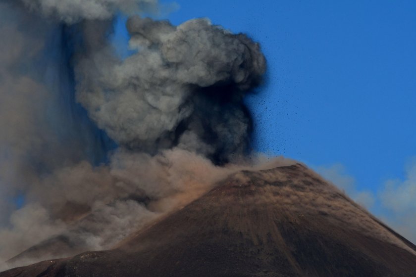 изригна вулканът етна летище катания затворено