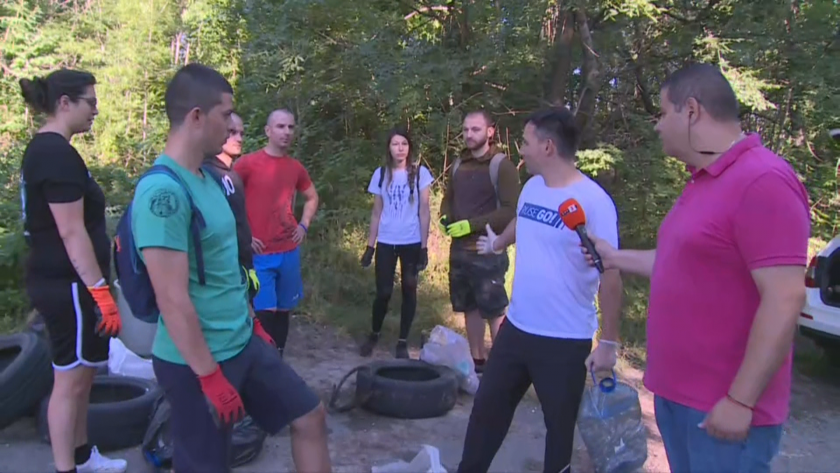 Доброволци почистват парк край Русе