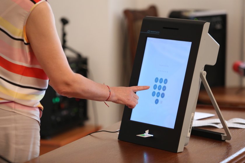 Днес е ден за размисъл преди утрешните избори. Забранена е