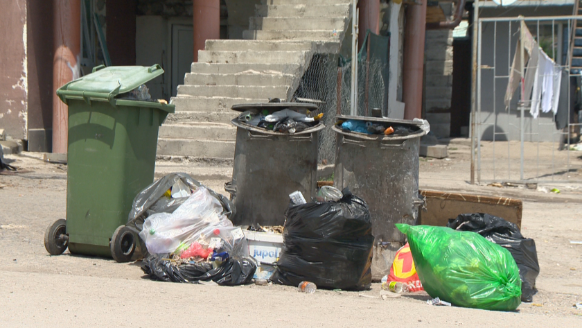 Наши зрители ни сигнализираха, че колите за смет в квартала