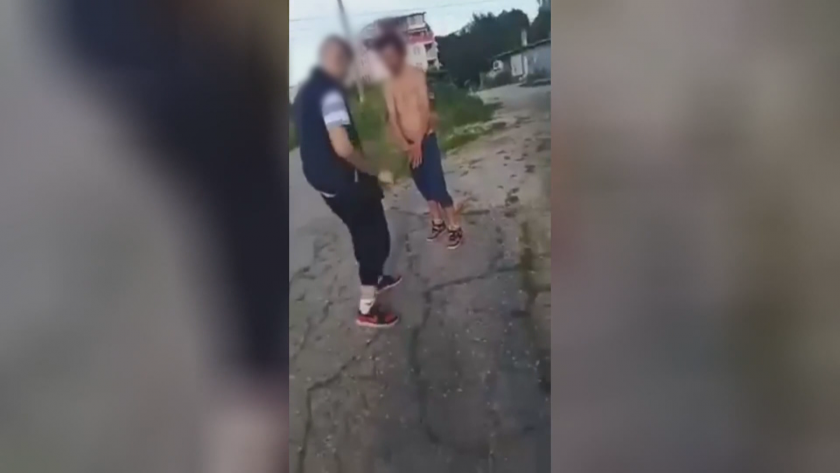 Повдигнаха обвинение на младежа, който удря беззащитен мъж в Русе