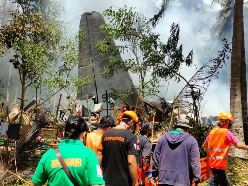 Жертвите на падналия във Филипините самолет вече са 50