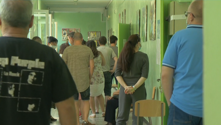 Опашки за гласуване пред 45 ОУ в София