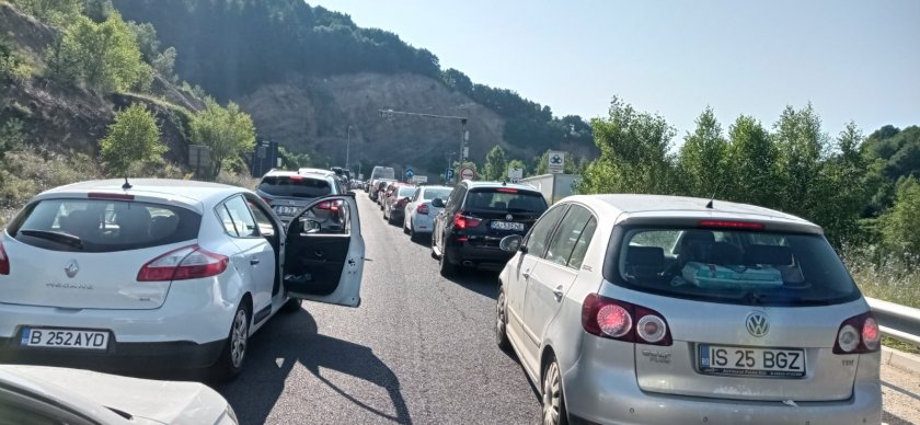 Интензивен е трафикът в посока ГКПП Маказа за влизане в