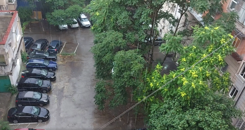 Силна гръмотевична буря се изви в късните следобедни часове в