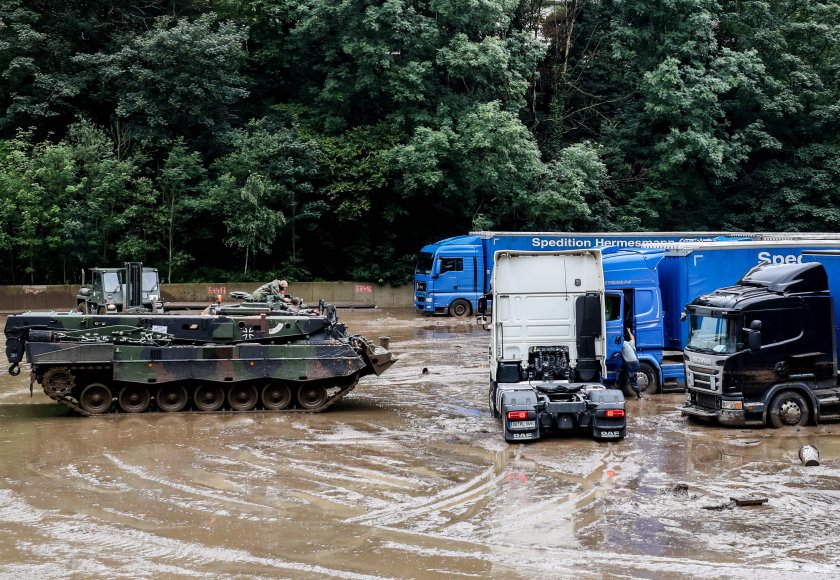 Пострадалите в наводнените района в Германия и Белгия са изправени
