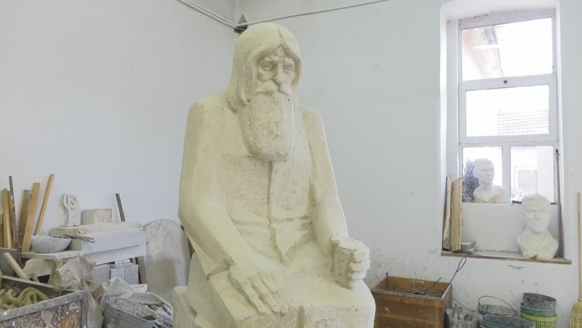 Ученици изработват паметник на дядо Добри