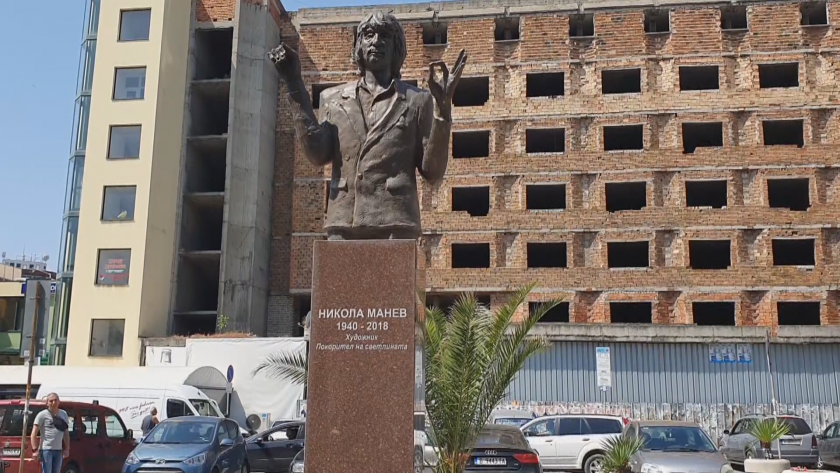 Паметник на именития български художник Никола Манев бе открит днес