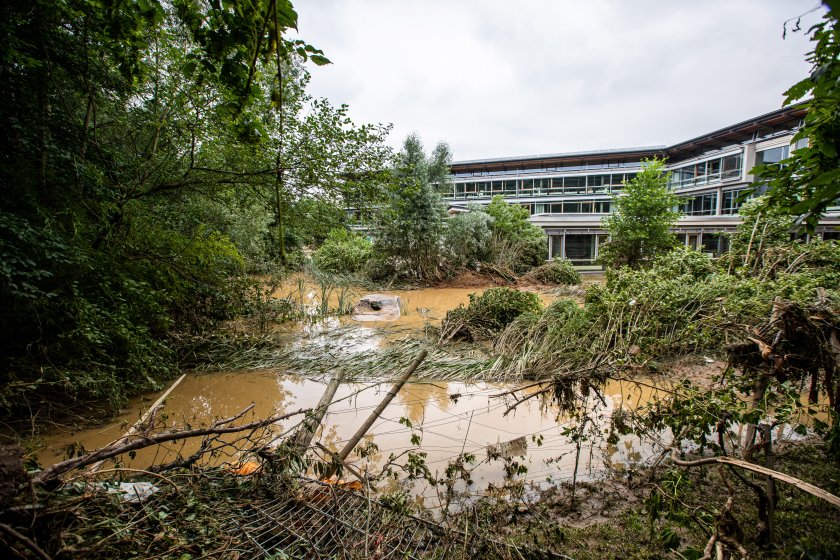 Спасителни екипи продължават да издирват оцелели при катастрофалните наводнения в