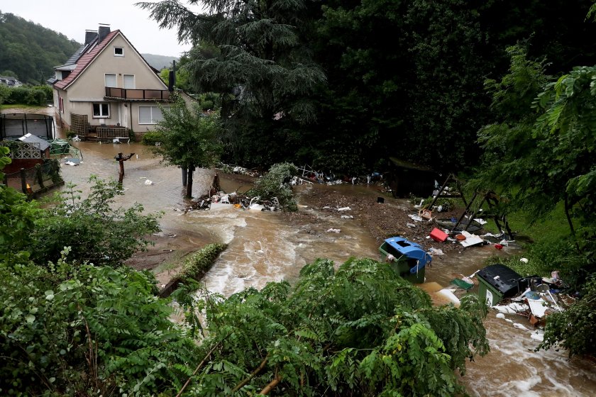 четирима загинали наводнения германия