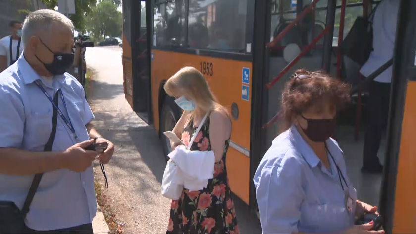 Масови проверки в столичния градски транспорт. Служители на Центъра за