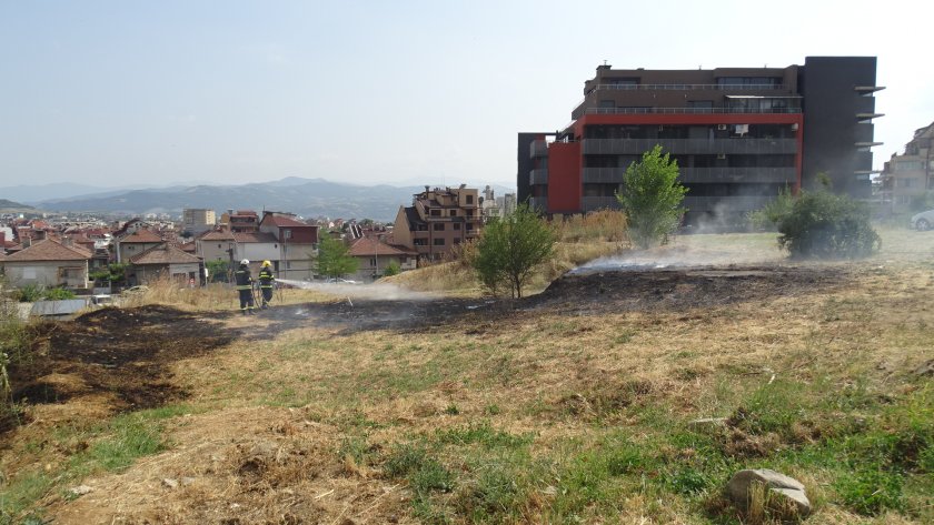 Пожар пламна в непосредствена близост до частната болница в Благоевград