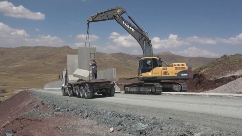 Турция подновява строежа на бетонна стена по граница си с