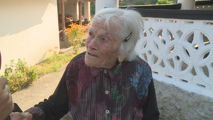 В село Пороминово, община Кочериново, 100-годишен юбилей празнува баба Елена.Всички