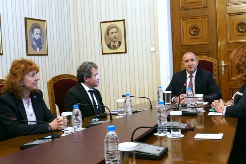 Президентът провежда консултации с парламентарно представените партии и коалиции в