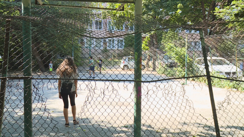 Родители сигнализираха за опасна спортна площадка във Варна. Стърчащи винкели